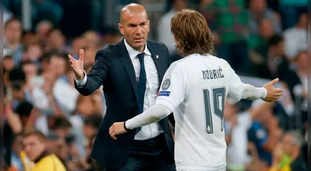 Zinedine Zidane y Luka Modric durante un partido del Real Madrid. Zinedine Zidane y Luka Modric durante un partido del Real Madrid.