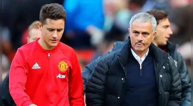 Ander Herrera y José Mourinho conversan tras un partido del Manchester United. Ander Herrera y José Mourinho conversan tras un partido del Manchester United.