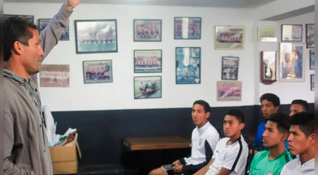 Leao Butrón dio charla a jóvenes jugadores íntimos.