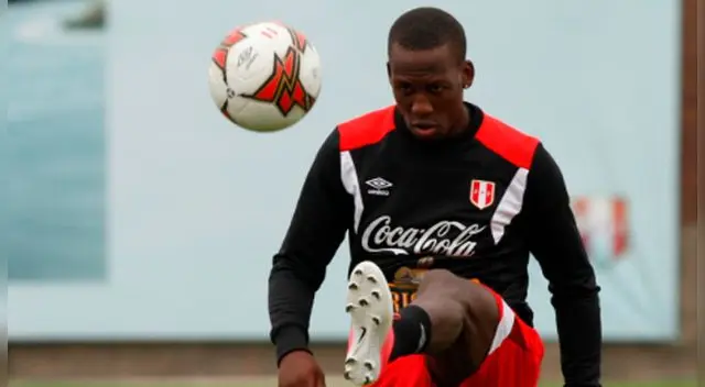 Luis Advíncula controla un balón en la cancha de la Videna. Luis Advíncula controla un balón en la cancha de la Videna.