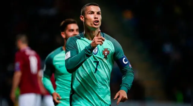Cristiano Ronaldo celebra su primer gol a Letonia. Cristiano Ronaldo celebra su primer gol a Letonia.