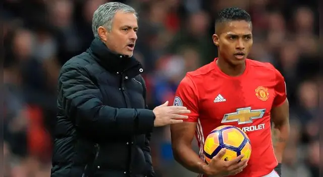 José Mourinho le da una indicación a Antonio Valencia en un partido del Manchester United. José Mourinho le da una indicación a Antonio Valencia en un partido del Manchester United.