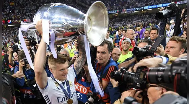 Toni Kroos levantando su tercera Champions League, la segunda con el Real Madrid. 