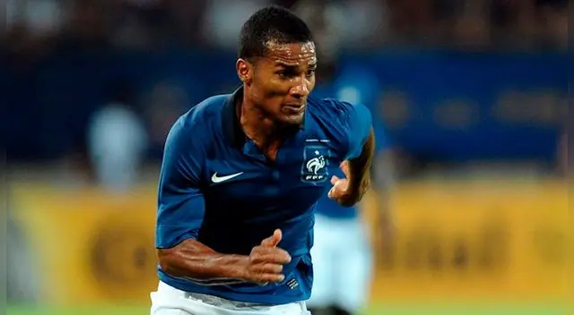Florent Malouda durante un partido con la selección de Francia.