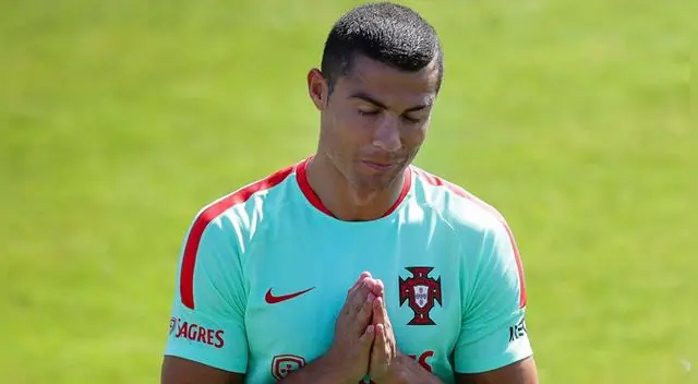 Cristiano Ronaldo en el entrenamiento de Portugal. Disputará la Copa Confederaciones con su selección. Cristiano Ronaldo en el entrenamiento de Portugal. Disputará la Copa Confederaciones con su selección.