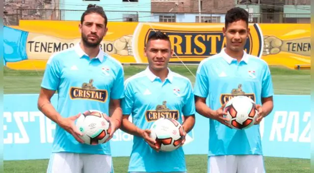 Mauricio Viana (i) y Renzo Garcés (d) durante su presentación en Sporting Cristal.
