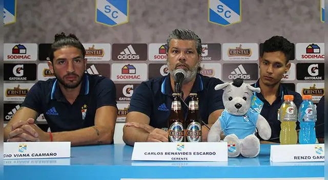 Mauricio Viana y Renzo Garcés durante su presentación en Sporting Cristal.