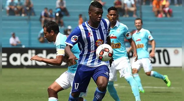 Robinson Aponzá durante un partido ante Sporting Cristal.