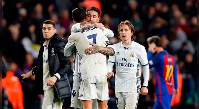 Cristiano Ronaldo se abraza con Sergio Ramos tras el Clásico en el Camp Nou. Cristiano Ronaldo se abraza con Sergio Ramos tras el Clásico en el Camp Nou.