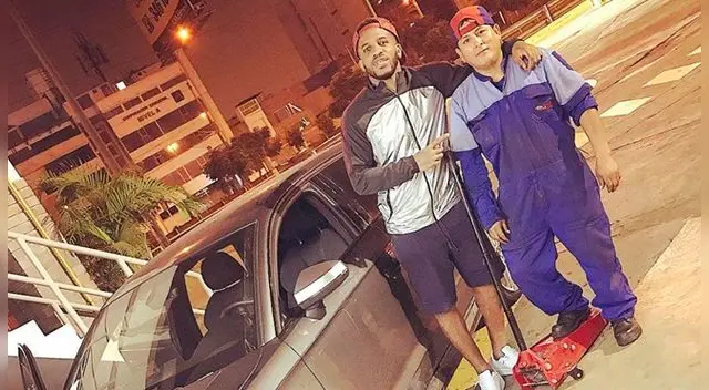 Jefferson Farfán junto al mecánico que lo ayudó con su carro.