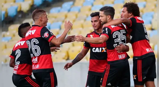Diego celebra con Miguel Trauco su gol al Fluminense. Diego celebra con Miguel Trauco su gol al Fluminense.