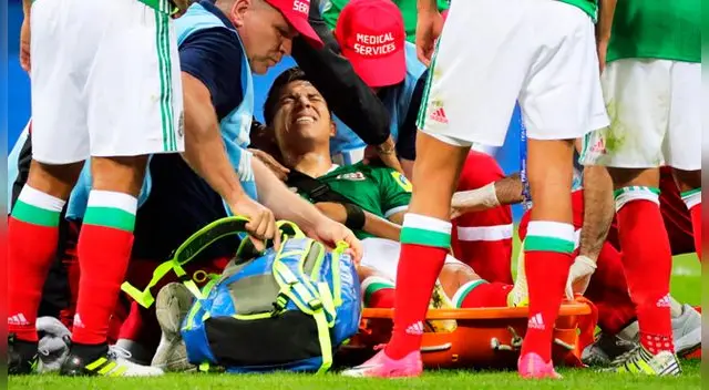 Carlos Salcedo se ledionó el hombro izquierdo y abandonó el campo en camilla durante el México vs. Nueva Zelanda 