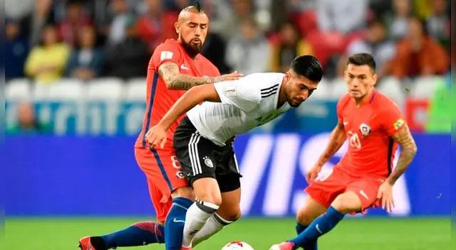 Alexis Sánchez disputa un balón con Emre Can. Alexis Sánchez disputa un balón con Emre Can.