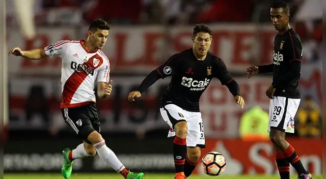 Jean Pierre Barrientos disputa un balón con Lucas Alario ante la mirada de Nilson Loyola. Jean Pierre Barrientos disputa un balón con Lucas Alario ante la mirada de Nilson Loyola.
