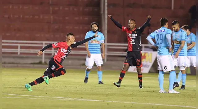 Patricio Arce celebra su gol a Sporting Cristal.