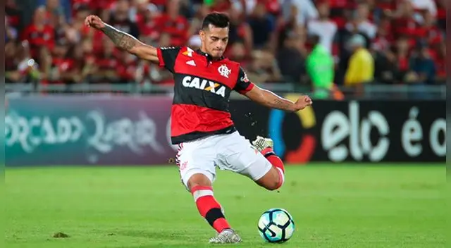 Miguel Trauco ensaya un remate en el partido ante Chapecoense. Miguel Trauco ensaya un remate en el partido ante Chapecoense.