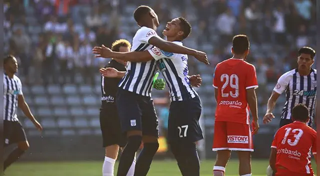 Aldair Fuentes celebra su gol a Sport Rosario con Kevin Quevedo.