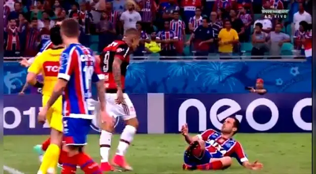 Paolo Guerrero increpa a Lucas Fonseca.