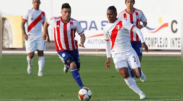 Pedro Aquino conduce un balón en el amistoso Perú-Paraguay. Pedro Aquino conduce un balón en el amistoso Perú-Paraguay.