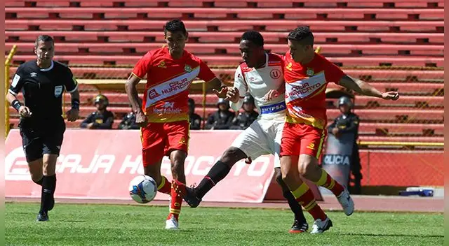 Luis Tejada no puede con la marca de dos jugadores del Sport Huancayo.