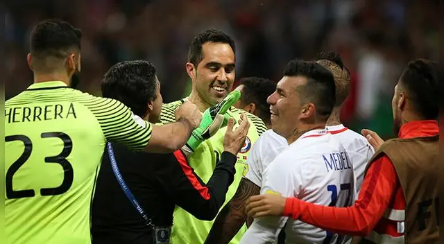 Jugadores de Chile felicitan a Claudio Bravo.