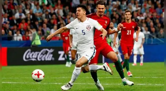 En el Portugal vs. Chile, el árbitro del partido se comió un tremendo penal.