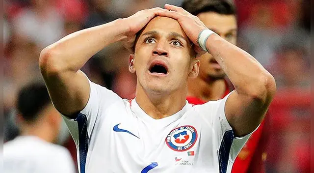 Alexis Sánchez se lamenta de una ocasión fallada ante Portugal por la Copa Confederaciones.