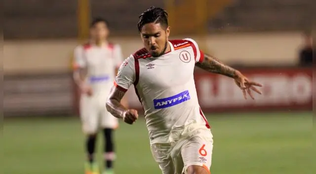 Juan Vargas durante un partido de Universitario.