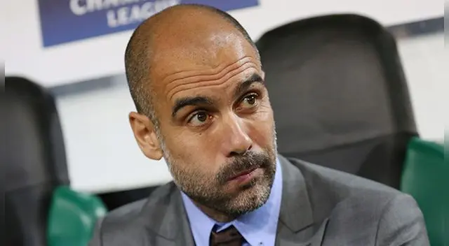 Pep Guardiola gesticula en el banquillo del Manchester City.