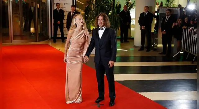 Carles Puyol y su pareja.