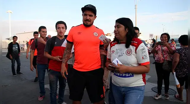 Juan Vargas durante su llegada a Chiclayo con la delegación de Universitario.