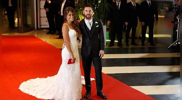 Antonela Roccuzzo y Lionel Messi en la alfombra roja.