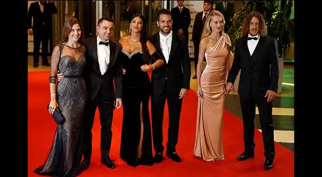 Xavi, Fabregas y Puyol junto a sus parejas.