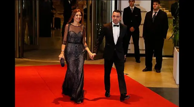 Xavi Hernández y su pareja.
