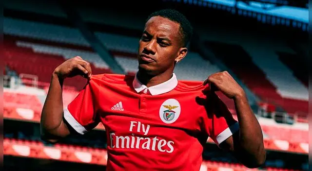André Carrillo posa con la nueva camiseta del Benfica. André Carrillo posa con la nueva camiseta del Benfica.
