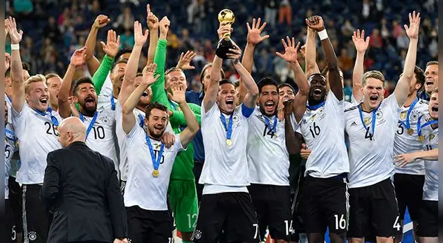 Los jugadores de Alemania levantan el título de campeón de la Copa Confederaciones. Los jugadores de Alemania levantan el título de campeón de la Copa Confederaciones.