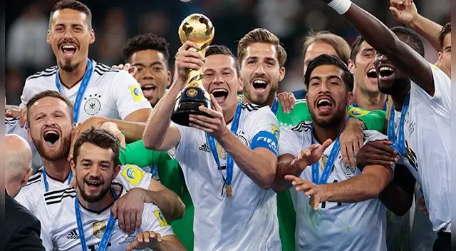 Julian Draxler levanta el trofeo de campeón de la Copa Confederaciones.