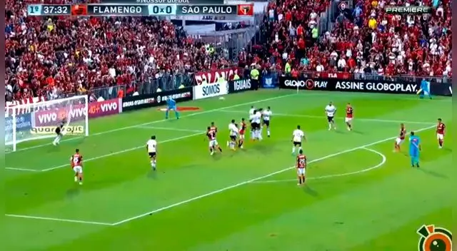 En el Flamengo, vs Sao Paulo, Paolo Guerrero metió un golazo de tiro libre en el Brasileirao.