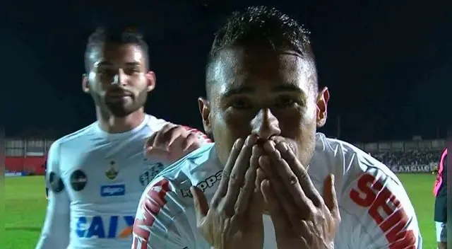 Kayke celebra su segundo gol al Atlético Paranaense. Kayke celebra su segundo gol al Atlético Paranaense.