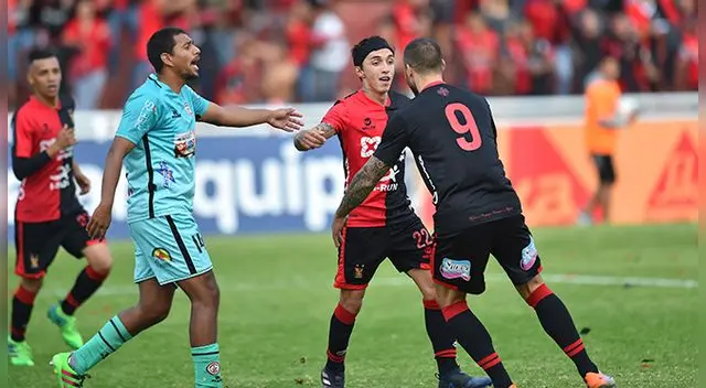 Omar Fernández y Emanuel Herrera celebran un gol de Melgar a UTC en la final del Torneo de Verano.