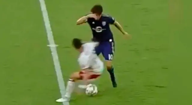 Kaká supera a Marky Delgado con una huacha. Kaká supera a Marky Delgado con una huacha.