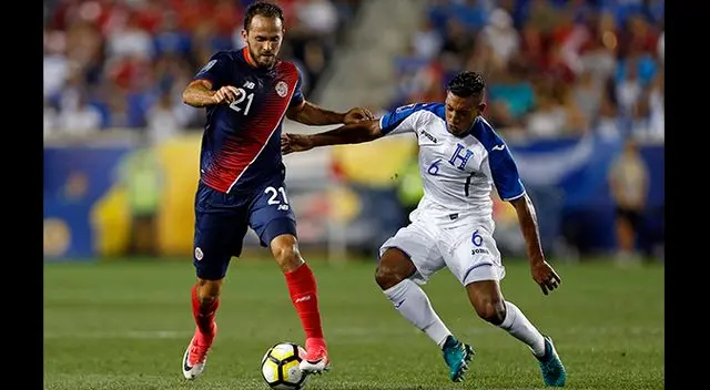 Marco Ureña disputa un balón con Bryan Acosta.