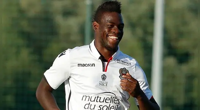 Mario Balotelli celebra su gol con el Niza.