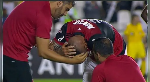 Paolo Guerrero es resistido por el Vasco, durante el tiempo que estuvo en el campo fue 'agarrado' a patadas