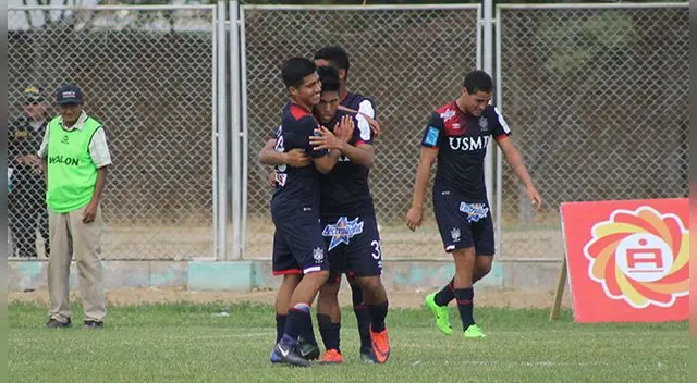 Jordan Guivin abraza al goleador Hideyoshi Arakaki. Jordan Guivin abraza al goleador Hideyoshi Arakaki.