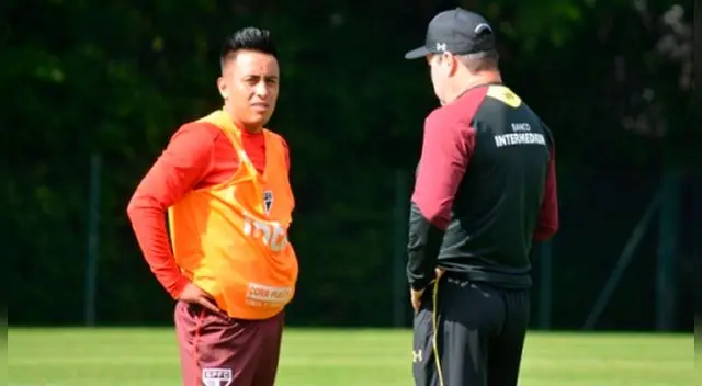 Christian Cueva conversa con el DT interino Pintado.