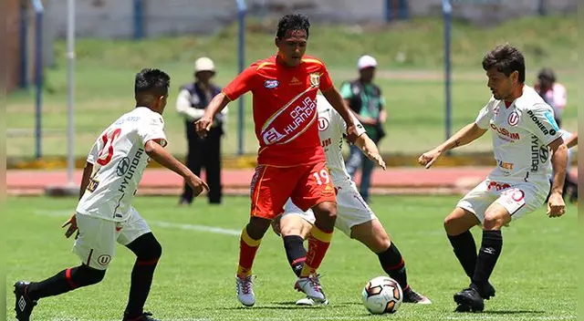 Marcos Lliuya conduce el balón ante tres jugadores de Universitario.