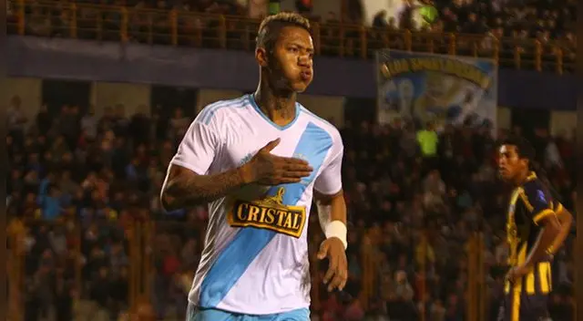 Ray Sandoval celebra su segundo gol a Sport Rosario.