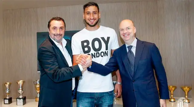 Gianluigi Donnarumma continuará en el AC Milan hasta 2012. Gianluigi Donnarumma continuará en el AC Milan hasta 2012.
