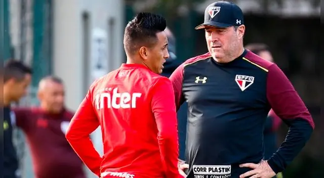 Christian Cueva conversa con el técnico interino del Sao Paulo, Pintado. Christian Cueva conversa con el técnico interino del Sao Paulo, Pintado.